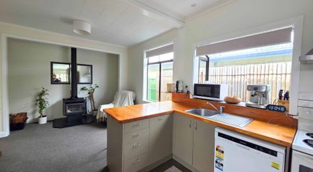 Summer Ready! Spacious Family Home with Pool and Double Garage - Photo 2