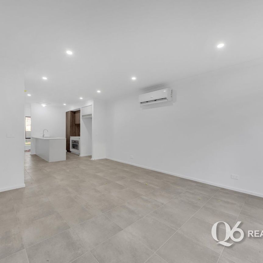 Brand New, Stylish Townhouse in Prime Westwood Estate Location! - Photo 1
