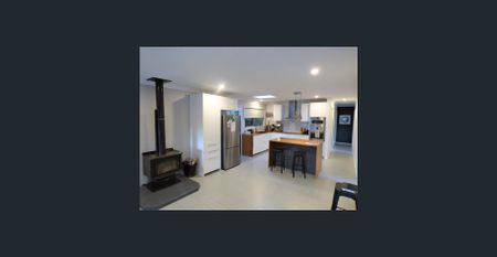 Spacious 4-Bedroom Family Home in Quiet Leafy Street - Photo 3