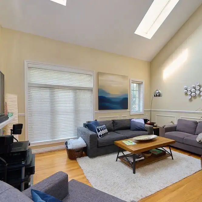 Toronto Furnished Upper Level for Rent – Elegant 2 Bed, 2 Bath with Private Entrance and Air Conditioning - Photo 1