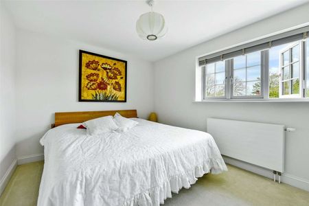 The Stone House is a beautifully presented detached family home located in Peppard Common. - Photo 5