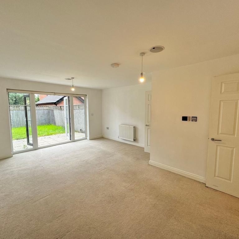 4 bedroom semi-detached house to rent - Photo 1