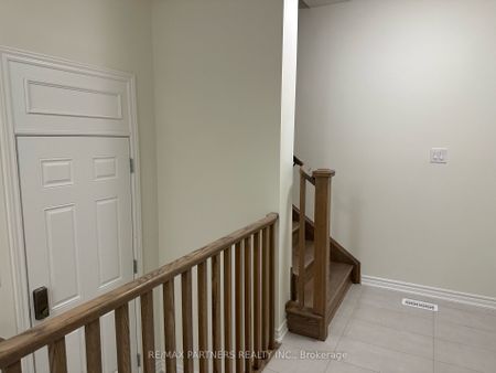 Townhouse For Lease | N8119704 - Photo 4