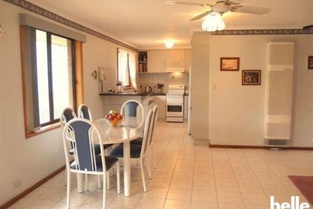 Charming 3-Bedroom Home on a Generous 552 m² Block – Ideal for Comfortable Family Living - Photo 2