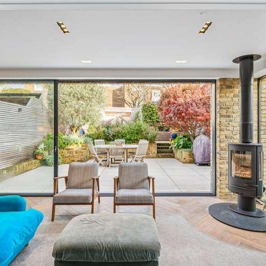 Cheriton Square, London, SW17 - Photo 1