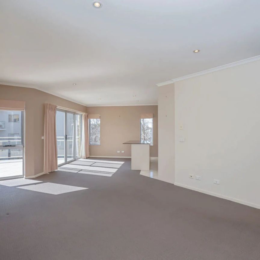 SPACIOUS TOP FLOOR, TWO BEDROOM APARTMENT - Photo 1