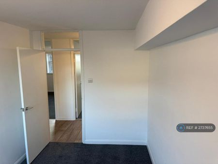 3 bedroom flat to rent - Photo 3