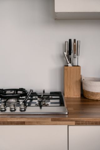 Faça’de (Fr.), v. (-s), facelift (Eng.), facies (Lat.), v. 1 gelaat, gezichtsuitdrukking. Appartemtent met 2 slaapkamers in gebouw met één van de opvallendste gevels in Antwerpen - Photo 3