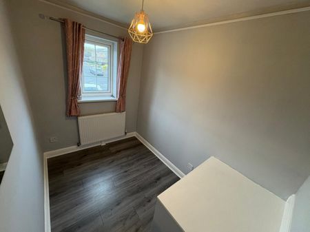 3 bed Semi-Detached - To Let - Photo 3