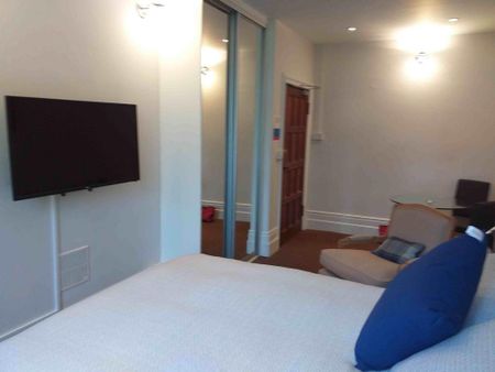 1 bedroom in a house share to rent - Photo 2