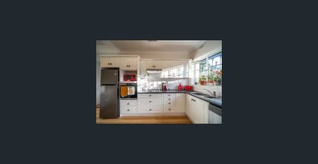 Charming Fully Furnished Cottage with Garden Courtyard - Photo 5