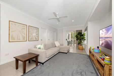 Private Parkside Living in Kalynda Chase - Photo 3