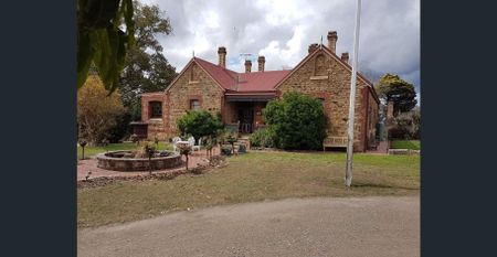 Studio sized rooms for rent in heritage Sandstone House on 2500sq metres - Photo 3