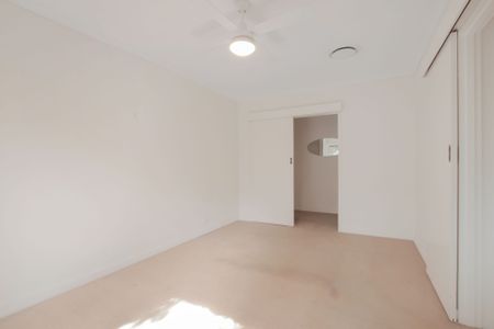 Charming, Bright & Perfectly Located Two Bedroom Homette - Photo 2