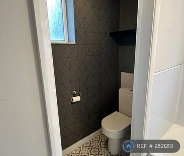 2 bedroom end of terrace house to rent - Photo 2