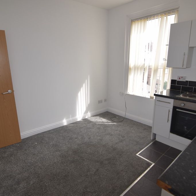 To Let 1 Bed Flat - Photo 1