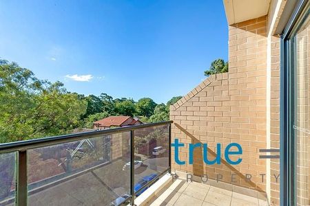 SUN-DRENCHED TOP FLOOR APARTMENT - Photo 2