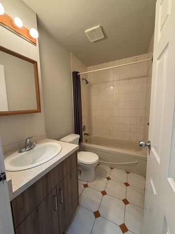 1-123 Wyndham St N - Photo 3