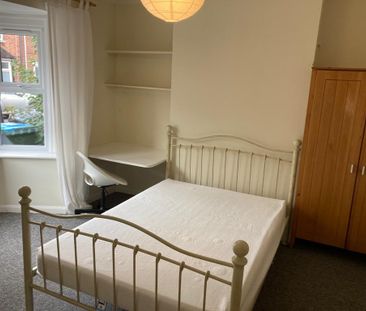 5 Bed Terraced House, Milton Road, SO15 - Photo 4