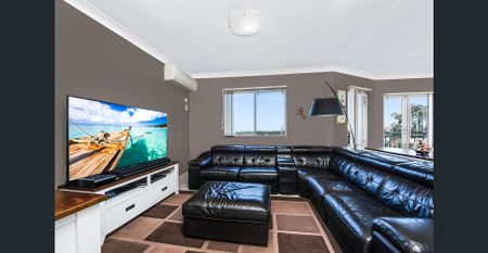 Oversized Penthouse with 3 Balconies and Spectacular Aspect - Access Through Rear Lane. - Photo 2