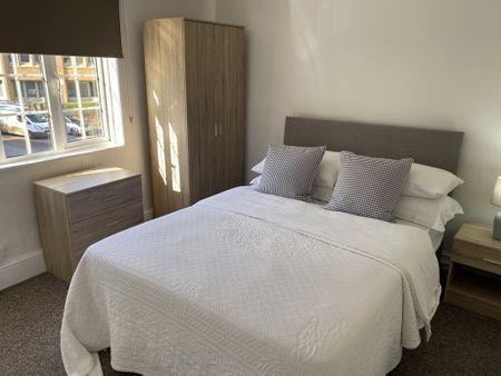 4 bedroom flat share to rent - Photo 3