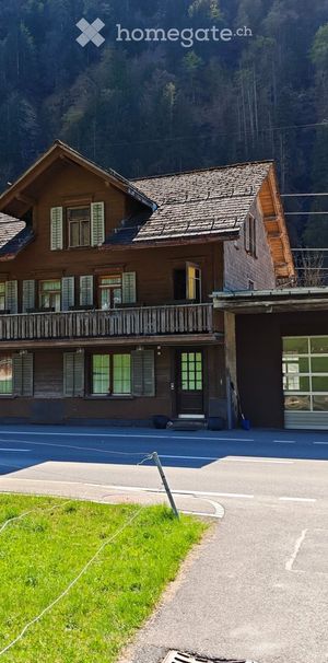 Geräumiges Haus mit grosser Garage und Garten - Foto 1