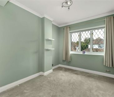 Five bedroom detached home located conveniently for the station and... - Photo 4