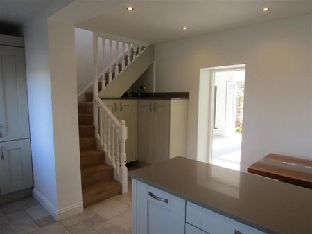 2 bedroom end of terrace house to rent - Photo 5