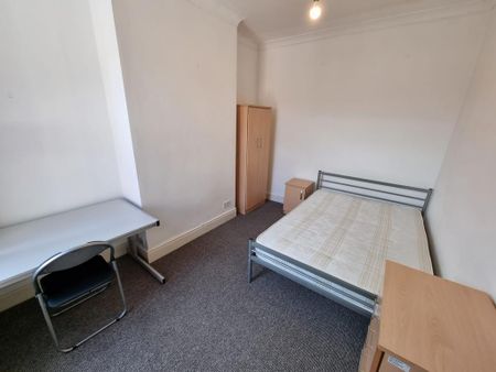 4 bedroom terraced house to rent - Photo 3