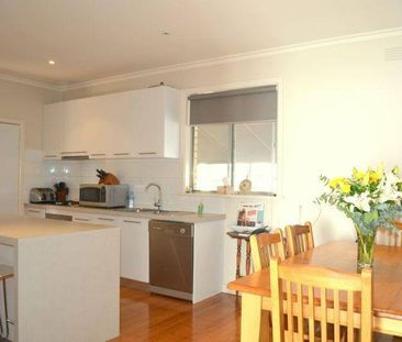 Great Location Walking Distance To CBD. - Photo 6