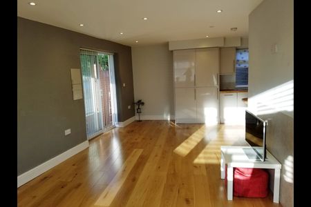 1 Bed Detached House, Clavering Road, E12 - Photo 3