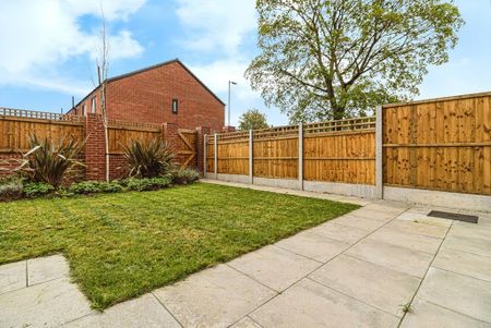 4 bedroom semi-detached house to rent - Photo 4