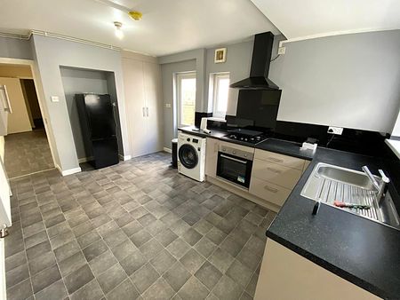 £1,050 PCM, Spacious Two Bedroom Ground Floor Flat with Private Garden in Merches Gardens, Grangetown, Cardiff, CF11 6RE - Photo 3