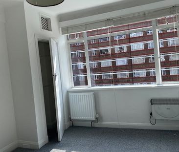 Studio Flat, Du Cane Court, SW17 - Photo 2