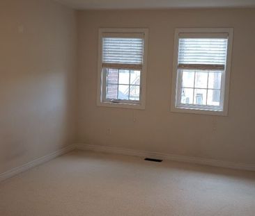 Townhouse For Lease | N8137346 - Photo 5