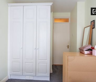 Bed in a twin room in a 2-bedroom flat in Silicon Docks - Photo 1