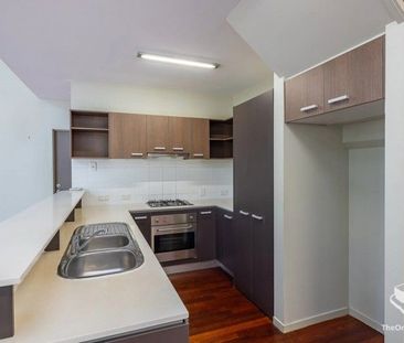 Modern 3-Bedroom Townhouse in Prime Indooroopilly Location - Photo 6