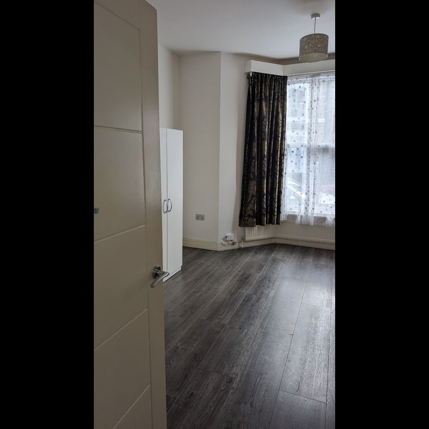 2 Bed Flat, Reighton Road, E5 - Photo 1