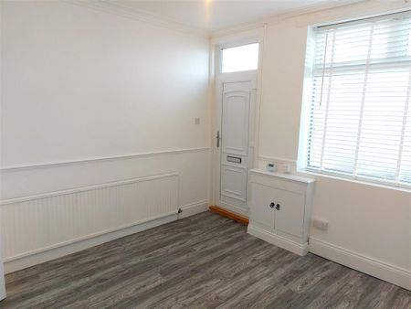 2 bedroom Semi-detached house to rent - Photo 4