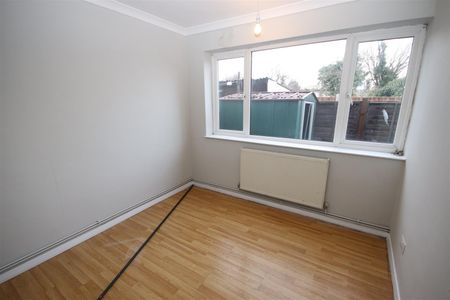 2 bedroom Maisonette to let - Photo 2