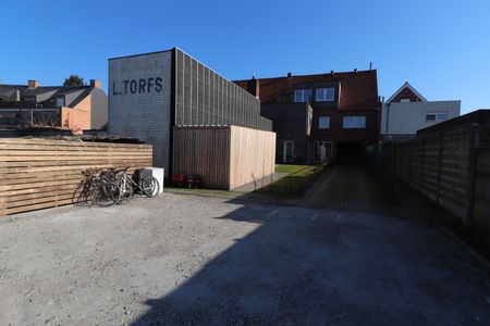 Gerenoveerd duplex-appartement met 3 slaapkamers, terras en autostaanplaats met fietsenberging. - Foto 2