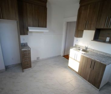 Superbe 4 1/2 entièrement rénové à 5 min du metro Parc et proche de... - Photo 6