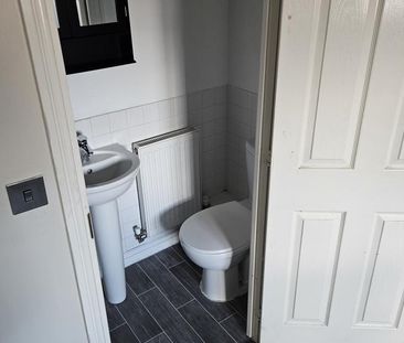 3 bedroom semi-detached house to rent - Photo 6