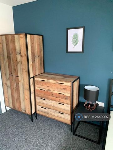 1 bedroom in a house share to rent - Photo 2