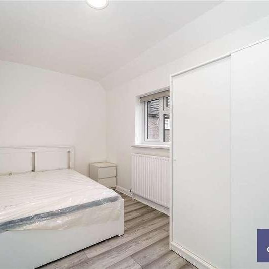 Cherry Crescent, Brentford, TW8 - Photo 1