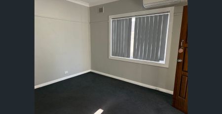 Spacious 4-Bedroom Renovated Home – Perfect for Families & Students! - Photo 5