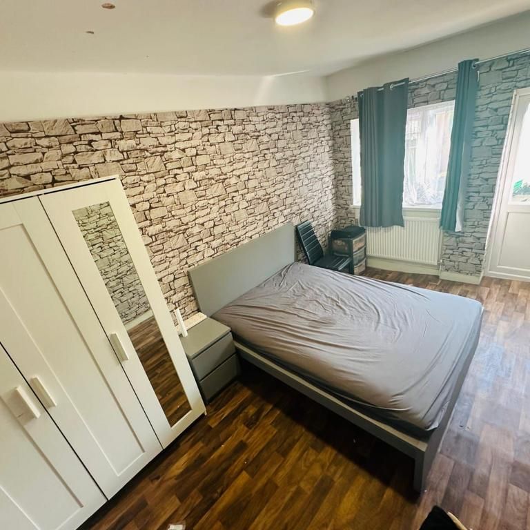 1 bedroom in a house share to rent - Photo 1