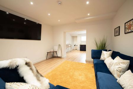 😁 Modern HMO in a great location 😁 Room 3 - Photo 2
