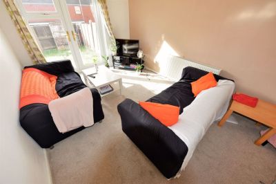 2 bedroom House in Hyde Park, Leeds - Photo 3