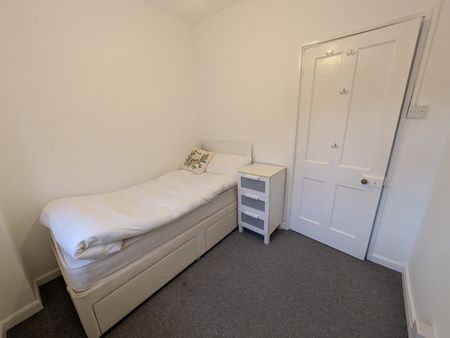 Room in a Shared House, Greestead Gardens, SW15 - Photo 3